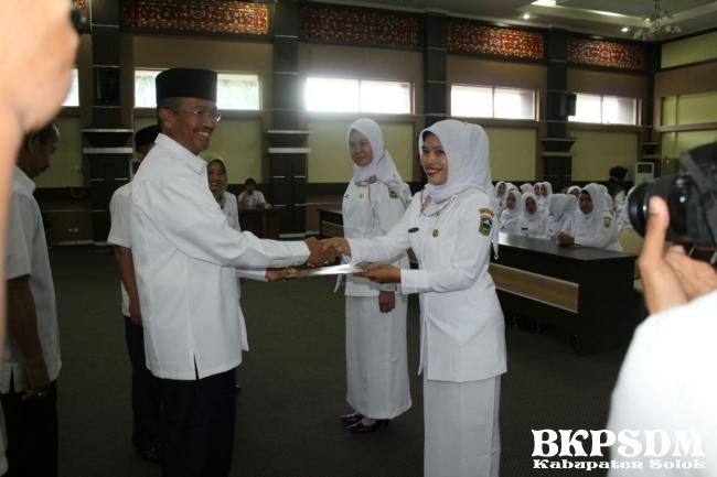 Bupati Solok Serahkan SK CPNS Pemerintah Kabupaten Solok dari  PTT Bidan Kementerian Kesehatan RI