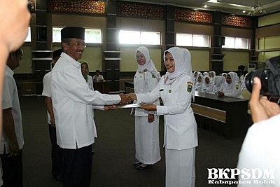 Bupati Solok Serahkan SK CPNS Pemerintah Kabupaten Solok dari  PTT Bidan Kementerian Kesehatan RI